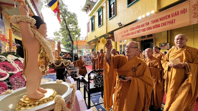 Hòa thượng Thích Thiện Nghĩa cử hành nghi thức sái tịnh