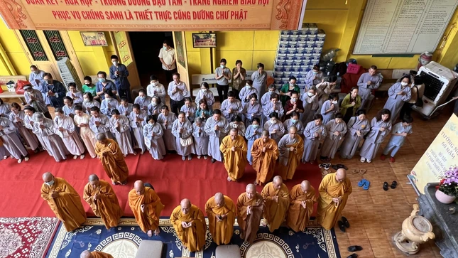 Chư Tăng và Phật tử tham dự buổi lễ