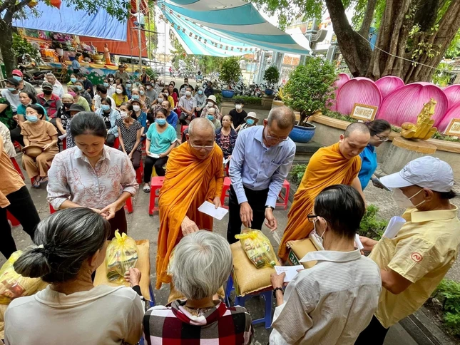 Hòa thượng Thích Minh Lộc cùng chư Tăng tịnh xá Trung Tâm tặng quà từ thiện