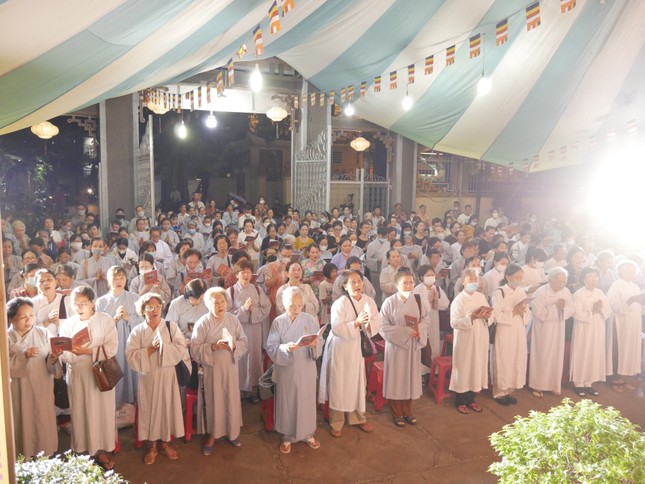 Đông đảo Phật tử về tịnh xá tham dự lễ Tắm Phật