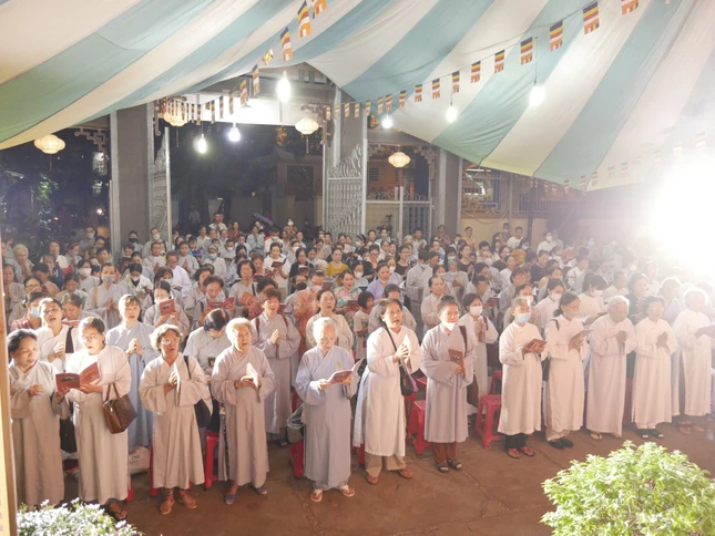 Đông đảo Phật tử về tịnh xá tham dự lễ Tắm Phật