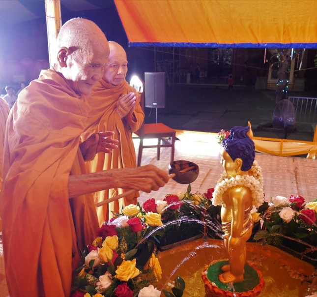 Trưởng lão Hòa thượng Thích Giác Tường cử hành nghi thức Tắm Phật