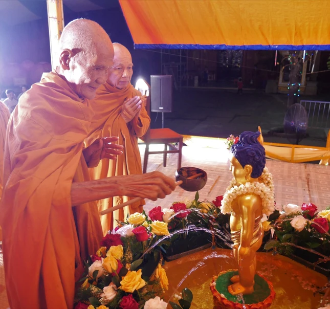 Trưởng lão Hòa thượng Thích Giác Tường cử hành nghi thức Tắm Phật