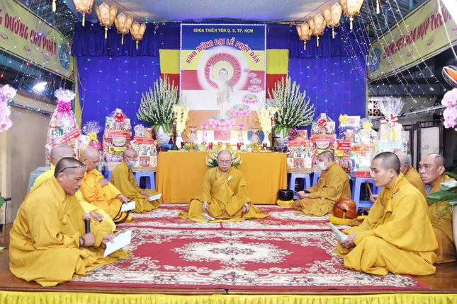 Chư Tăng đồng tụng bài kệ Tắm Phật