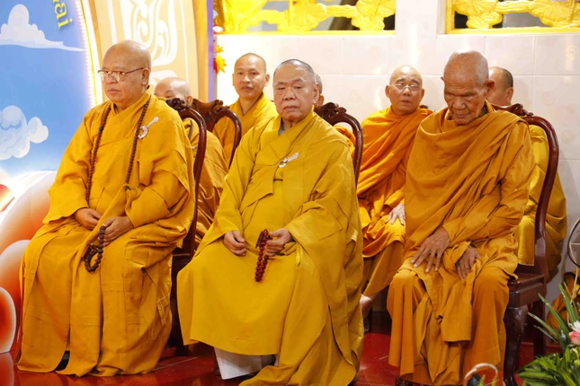 Chư tôn giáo phẩm chứng minh