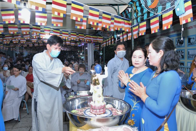 Phật tử thành kính thực hiện nghi thức Tắm Phật