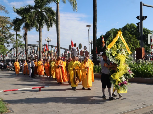 Ban Trị sự GHPGVN tỉnh Thừa Thiên Huế cùng các Phật tử đến đặt vòng hoa tưởng niệm tại Đài Thánh tử đạo Ban Trị sự GHPGVN tỉnh Thừa Thiên Huế cùng các Phật tử đến đặt vòng hoa tưởng niệm tại Đài Thánh tử đạo