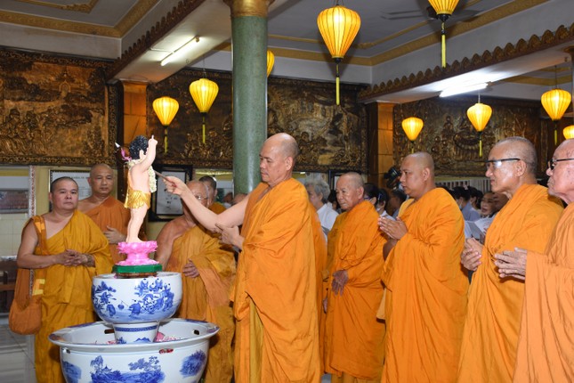 Chư Tăng tịnh xá Lộc Uyển cử hành nghi thức Mộc dục