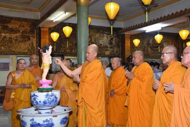 Chư Tăng tịnh xá Lộc Uyển cử hành nghi thức Mộc dục