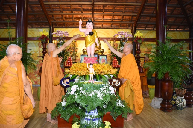 Cử hành nghi thức Tắm Phật