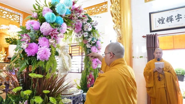 Chư Tăng chùa Ngọc Nhân cử hành lễ Mộc dục