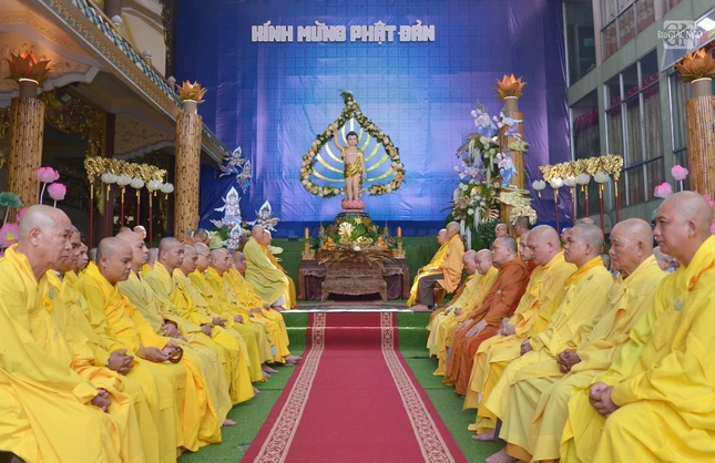 Chư tôn giáo phẩm chứng minh buổi lễ