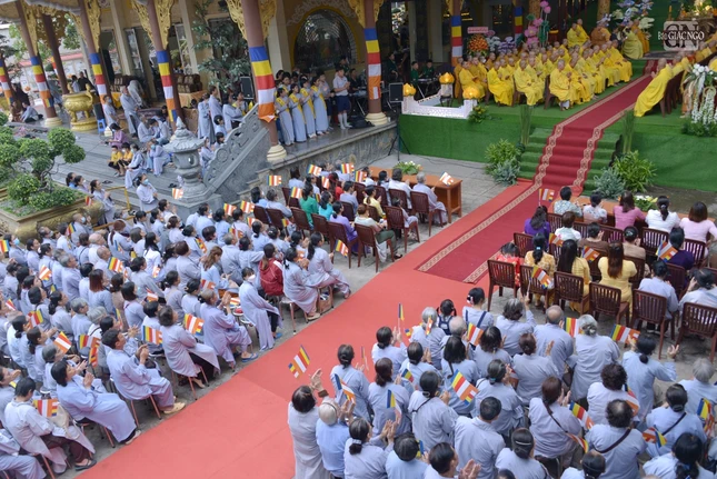 Đông đảo Phật tử về dự lễ Phật đản tại tổ đình Vạn Đức