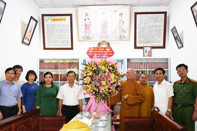Thăm, chúc mừng Phật đản tại chùa Bác Ái