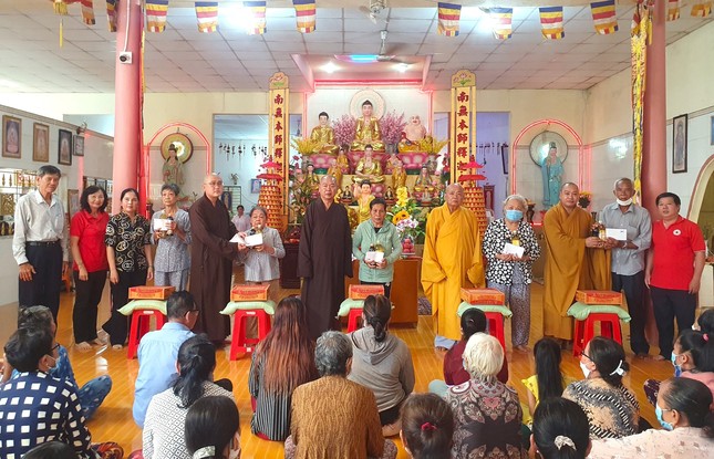 Trao quà đến các hộ dân có hoàn cảnh khó khăn tại ấp Trí Đồ, xã Bình Đông, thị xã Gò Công, Tiền Giang