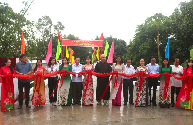 Cắt băng khánh thành cầu Mương Xã