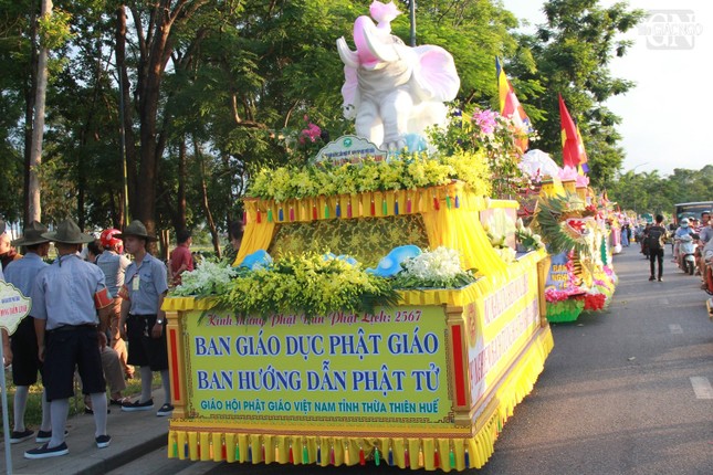 Xe hoa cúng dường Phật đản