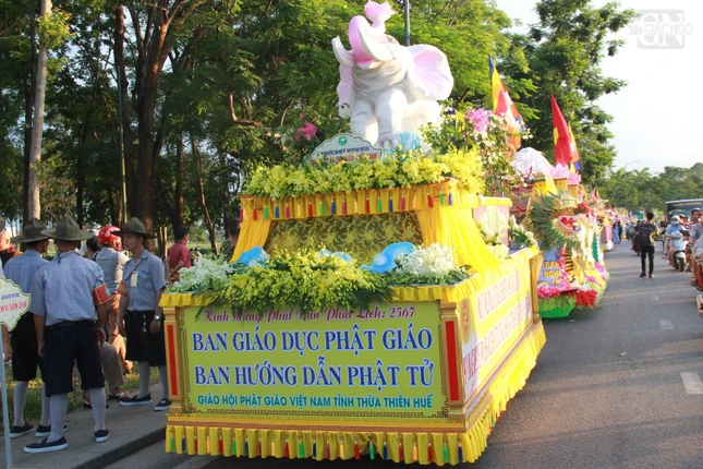 Xe hoa cúng dường Phật đản