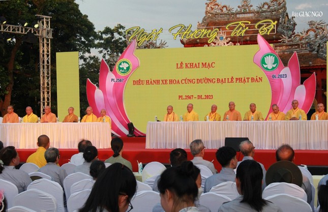 Chư tôn đức chứng minh lễ khai mạc diễu hành xe hoa