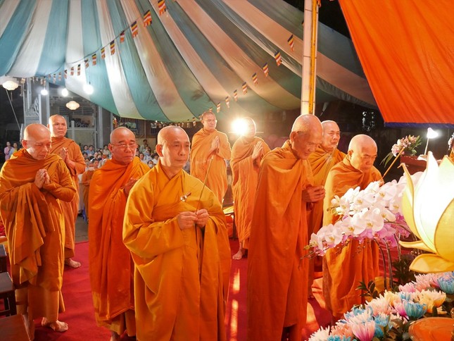 Chư tôn đức niêm hương Chư tôn đức niêm hương