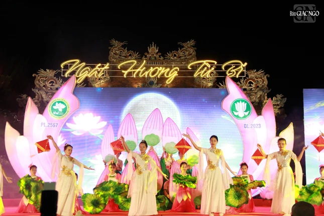 Tiết mục văn nghệ cúng dường