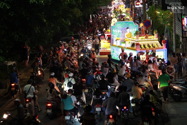 Người dân cố đô Huế ra đường chiêm bái 32 chiếc xe hoa diễu hành