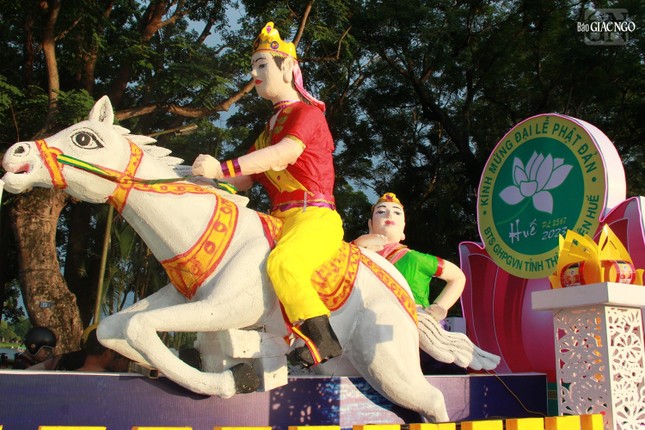 Biểu tượng Thái tử Tất-đạt-đa vượt sông Anoma trên lưng ngựa Kiền Trắc tìm đạo