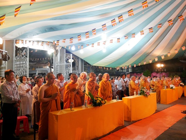 Chư Tăng Ni, Phật tử tham dự buổi lễ Chư Tăng Ni, Phật tử tham dự buổi lễ