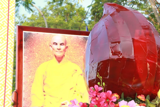 Xe hoa chủ đề Bồ-tát Thích Quảng Đức và trái tim bất diệt