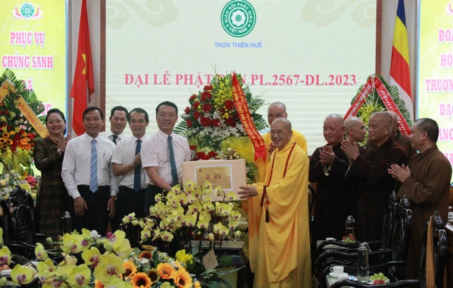 Ông Phan Thiên Định, Bí thư Thành ủy TP.Huế cùng các thành viên của phái đoàn tặng hoa chúc mừng