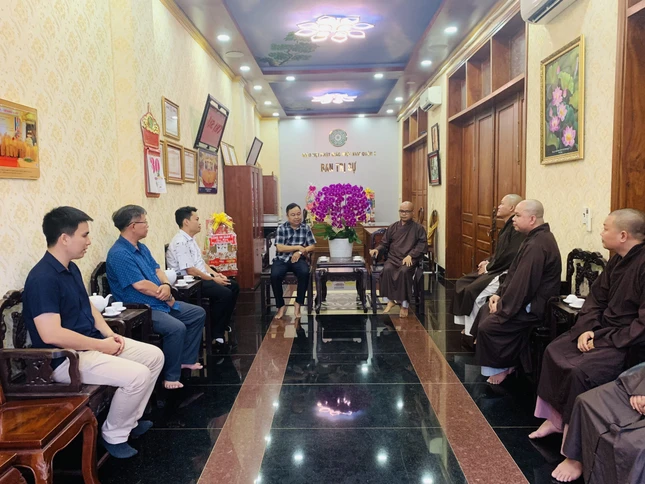 Chư tôn đức Ban Trị sự GHPGVN Q.3 thân mật tiếp phái đoàn Ban Chỉ huy Công an Q.3 thăm, tặng hoa chúc mừng Phật đản