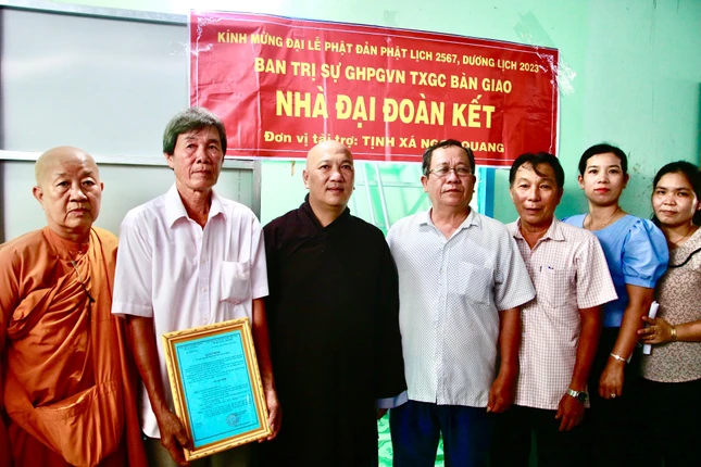 Trao nhà Đại đoàn kết đến hộ gia đình khó khăn tại ấp Long Hưng, xã Long Chánh, thị xã Gò Công