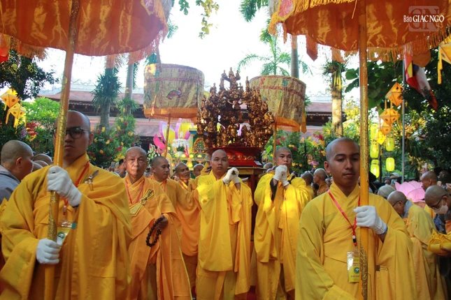 Kim thân Đức Phật đản sanh trên tòa cửu long