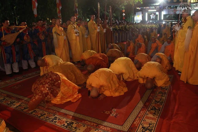 Chư tôn giáo phẩm nhất tâm đảnh lễ kim thân Đức Phật sơ sanh