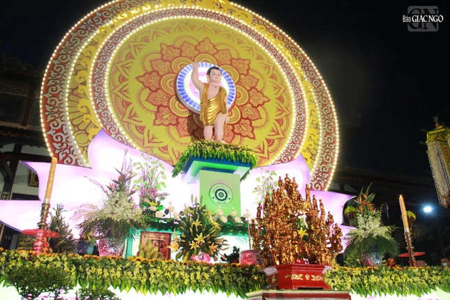 Kim thân Đức Phật sơ sanh được tôn trí tại lễ đài tổ đình Từ Đàm sau khi rước để Tăng Ni, Phật tử đảnh lễ