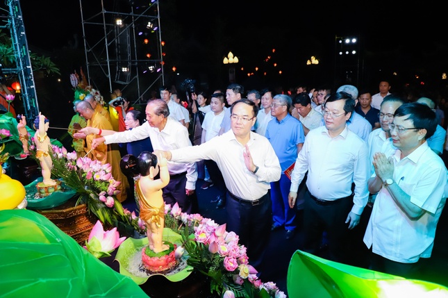 Thực hiện nghi thức Tắm Phật Thực hiện nghi thức Tắm Phật