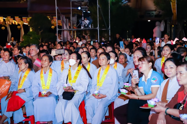 Đông đảo Phật tử và nhân dân địa phương tham dự