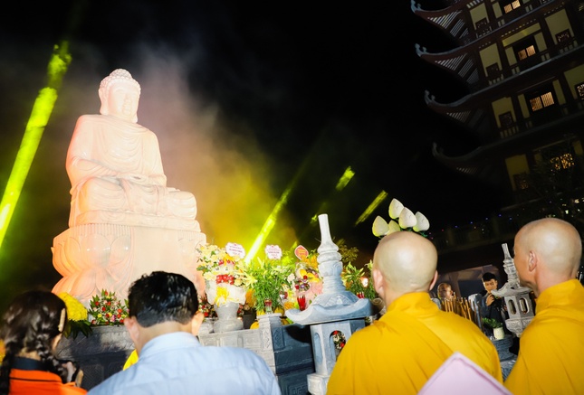 Dịp này, chùa Đại Tuệ cũng tổ chức an vị tôn tượng Đức Phật Thích Ca cao 5m, trọng lượng 2,5 tấn Dịp này, chùa Đại Tuệ cũng tổ chức an vị tôn tượng Đức Phật Thích Ca cao 5m, trọng lượng 2,5 tấn