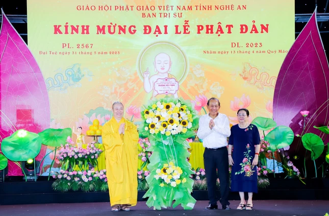 Nguyên Phó Thủ tướng Thường trực Chính phủ Trương Hòa Bình tặng hoa chúc mừng Ban Trị sự GHPGVN tỉnh