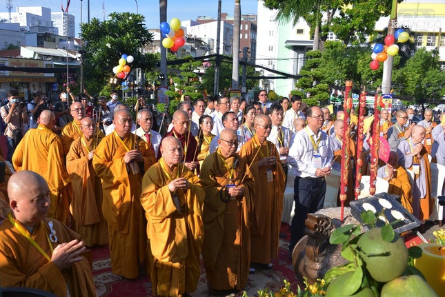 Chư tôn giáo phẩm dâng hương tưởng niệm Bồ-tát Thích Quảng Đức
