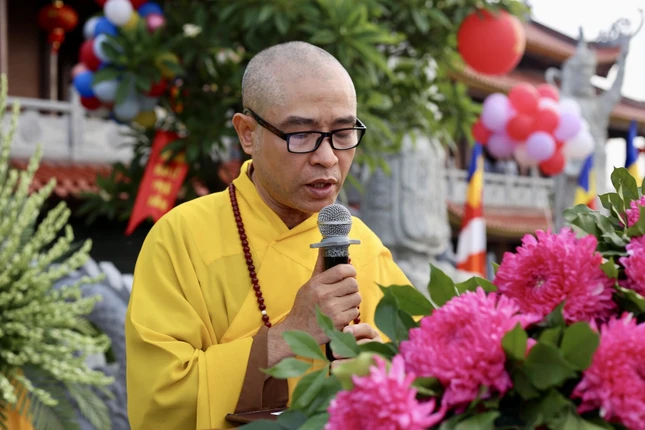 Đại đức Thích Tâm Vượng tuyên đọc Diễn văn Phật đản Phật lịch 2567 của Hòa thượng Chủ tịch Hội đồng Trị sự GHPGVN