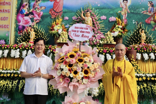 Nhiều lẵng hoa, quà được trao tặng chúc mừng Phật giáo tỉnh Vĩnh Phúc nhân lễ Phật đản