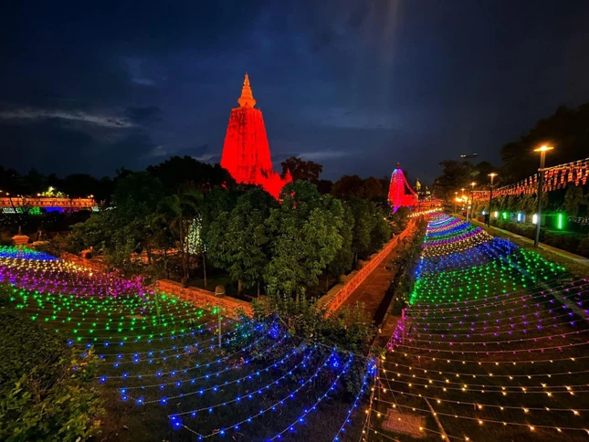 Tất cả khuôn viên của tháp Đại Giác (nơi Đức Phật thành đạo) đều được chiếu sáng và trang hoàng cờ hoa một cách lộng lẫy