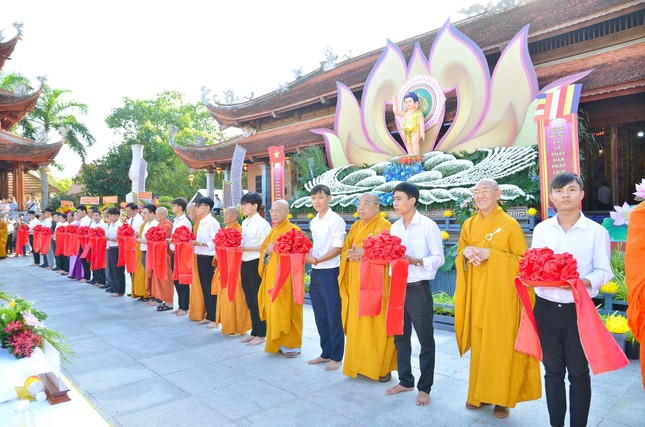 Cắt băng khai mạc lễ hội ẩm thực chay