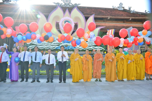 Thả bong bóng bay mang thông điệp hòa bình Thả bong bóng bay mang thông điệp hòa bình