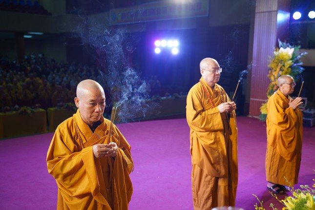 Chư tôn Hòa thượng niêm hương