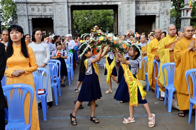 Dâng hoa cúng dường