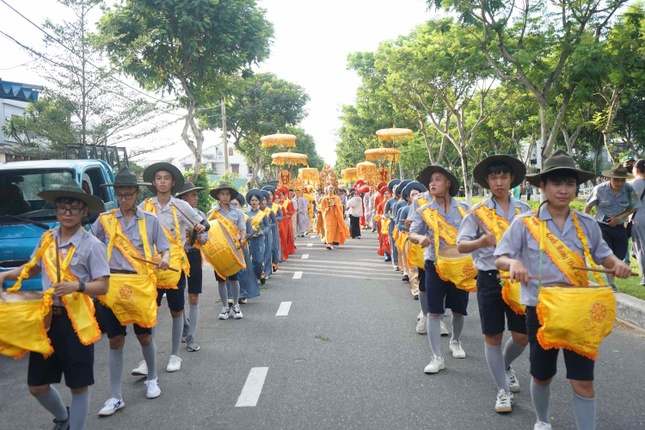 Ban Trị sự GHPGVN Q.Ngũ Hành Sơn đã tổ chức lễ rước Phật từ tổ đình Linh Ứng Non Nước về chùa Bà Đa với sự tham dự của hơn 300 đạo hữu Phật tử