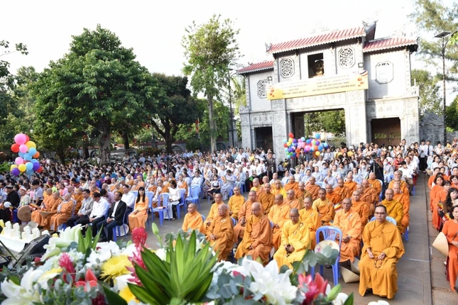Đông đảo Tăng Ni, Phật tử, đại biểu, Phật tử tham dự buổi lễ