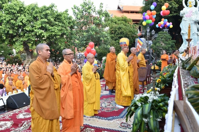 Đồng tụng thời kinh kính mừng Khánh đản Đức Thế Tôn